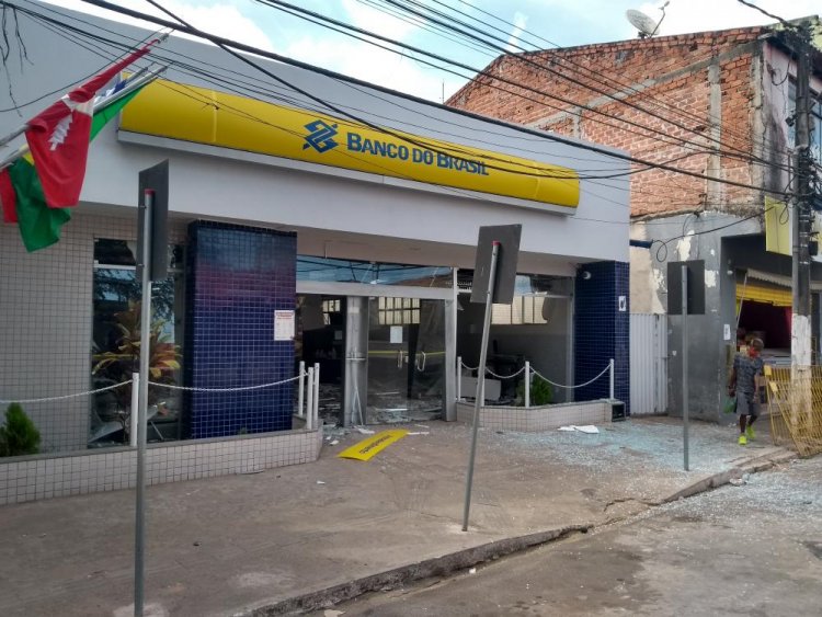Bandidos explodem agência bancária em São Sebastião do Passé