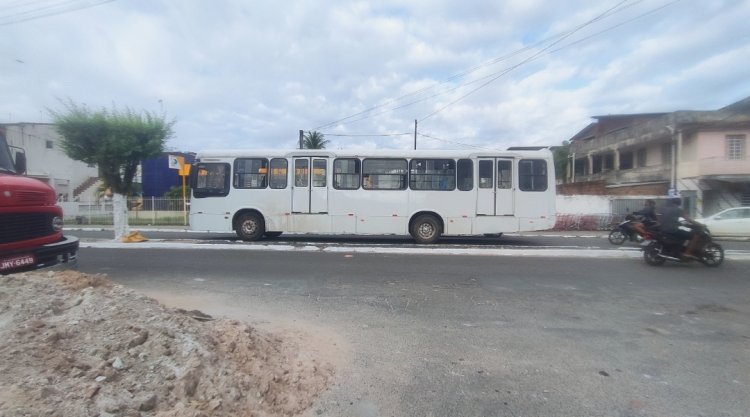 São Sebastião do Passé ônibus quebrado em frente aos correios