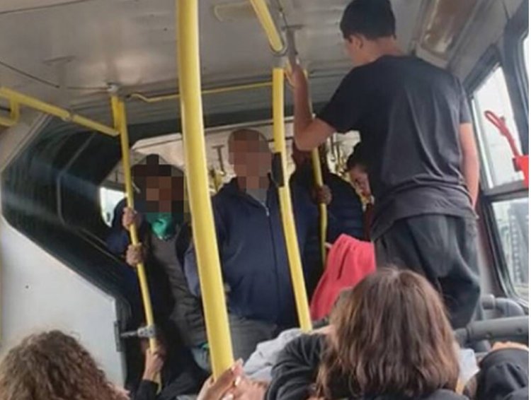 Estudantes ficam feridos após bolsonaristas invadirem ônibus escolar