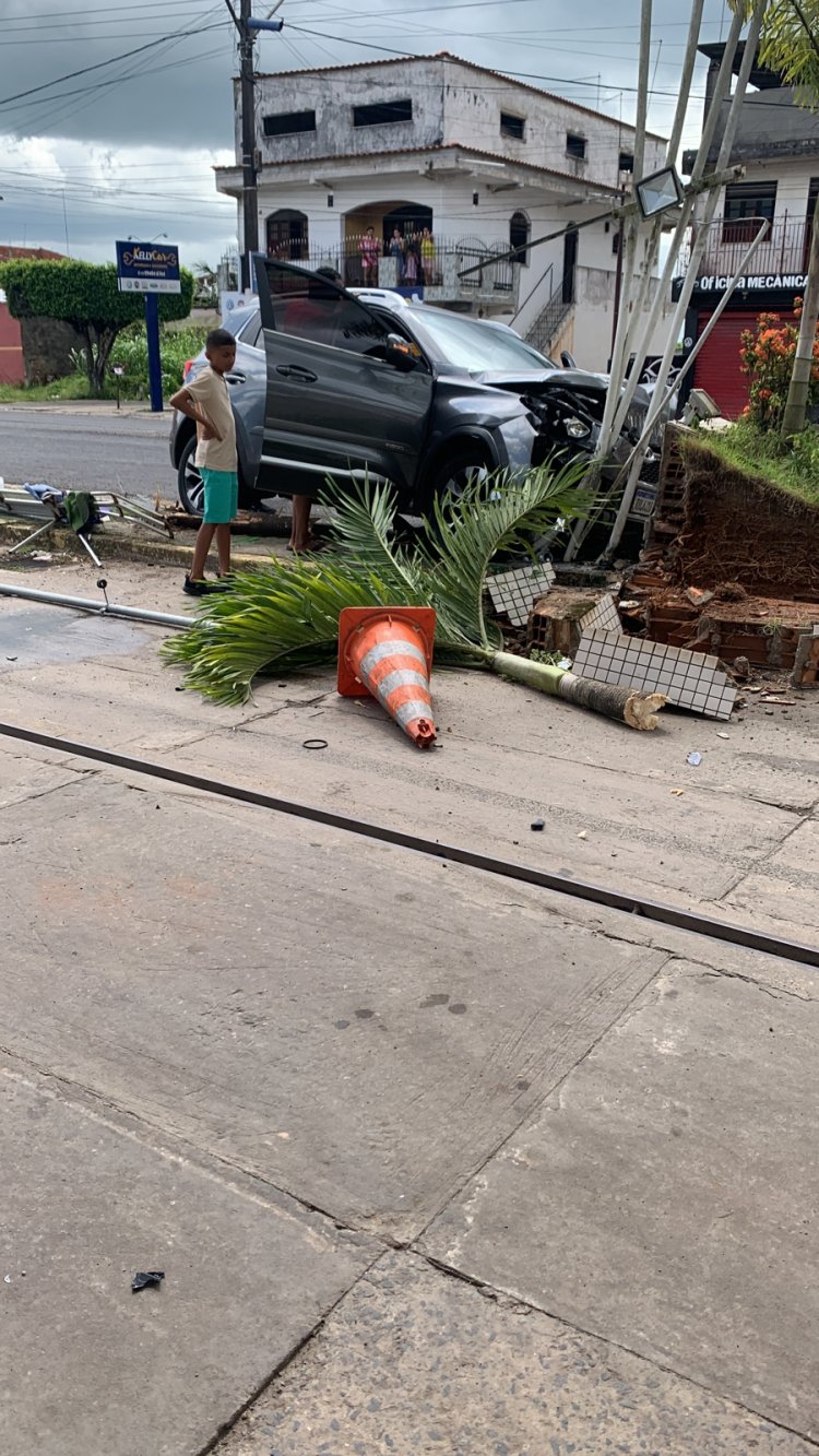 Veículo colide na frente do posto e gasolina em São Sebastião do Passé.