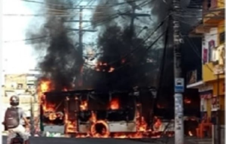 Incêndio criminoso em ônibus deixa população sem o serviço