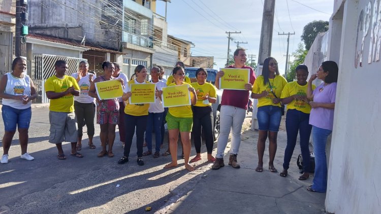 Alunos e professores do Colégio Polivalente são recepcionados com amor e alegria ao chegarem na escola.