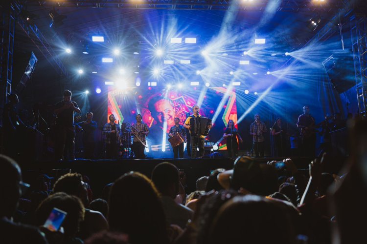 Ícone do forró, Flávio José, faz show em Sebastião do Passé, (BA) em noite de São de João.