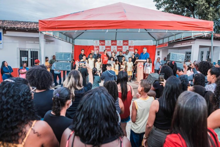 Nilza da Mata ovacionada no Geari, na inauguração da Escola São Judas Tadeu