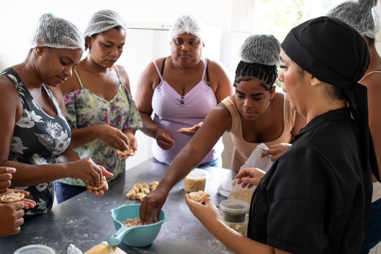 Curso gratuito de produção de salgados garante 150 mulheres contempladas