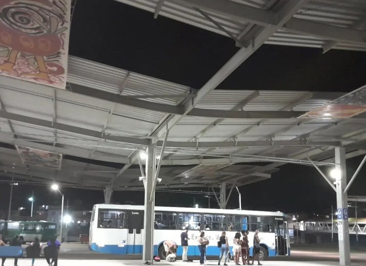 Governo da Bahia mudou para Águas Claras as linhas do transporte metropolitano e o povo não gostou.