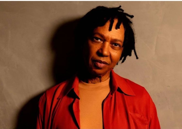 Djavan vai parar no hospital e atualizamos as informações do estado de saúde do cantor.