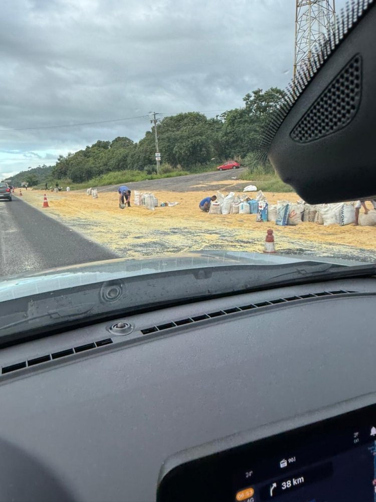 Caminhão carregado de soja tomba na BR-324 e paralisa o trânsito no sentido Feira de Santana / Salvador